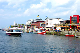 Fahrgastschiffe und Fischkutter auf dem "Alten Strom" Warnemünde